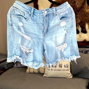 ❤️ Buckle Black destroyed light wash shorts